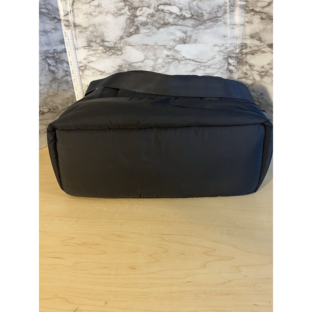 Wilo The Label NWOT Black Puffer Tote Gym Bag With Removable Shoulder Strap - Picture 3 of 7